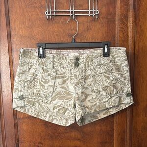 American Eagle Green and Tan Paisley Pattern Jean Cargo Shorts Size 8